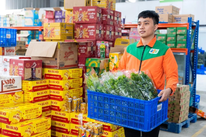 Hàng hóa được sắp xếp phân loại trước khi vận chuyển tới khách hàng. Ảnh: Sendo